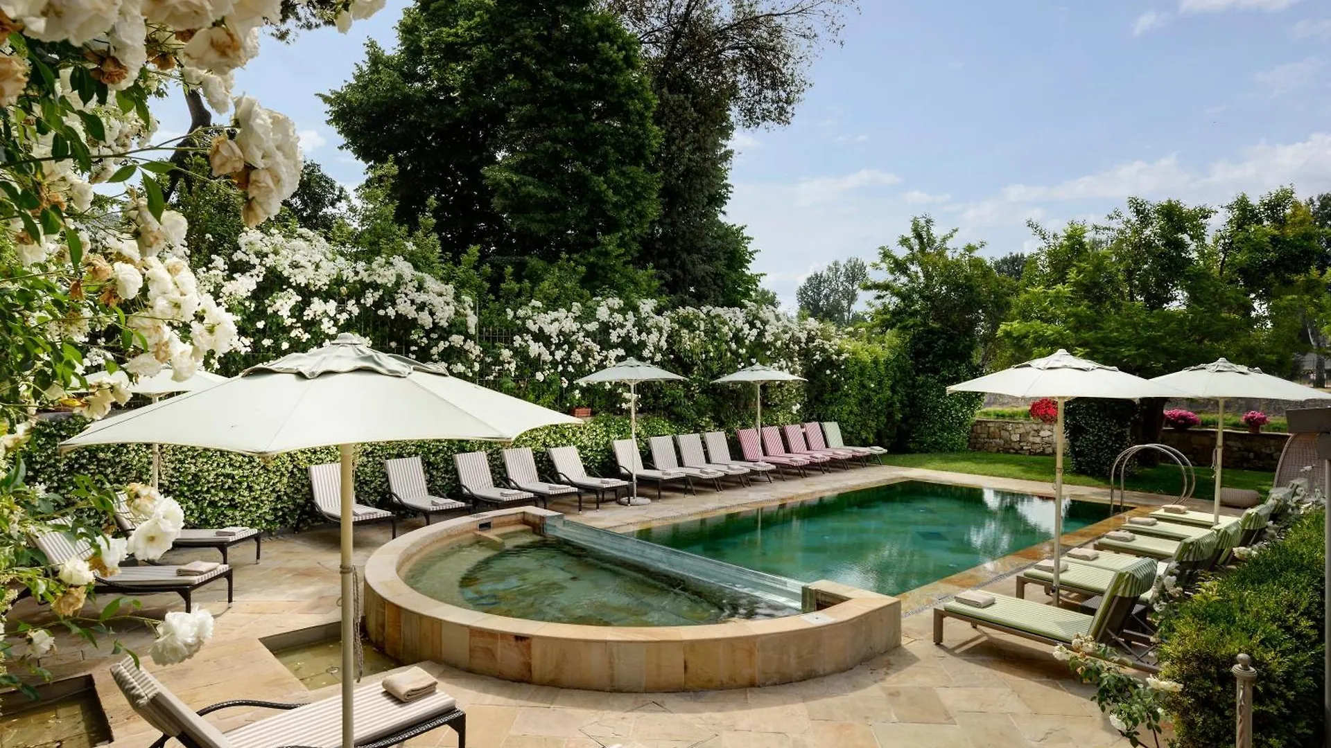 2 Resort Hotels in Lungarno del Tempio Worth Booking